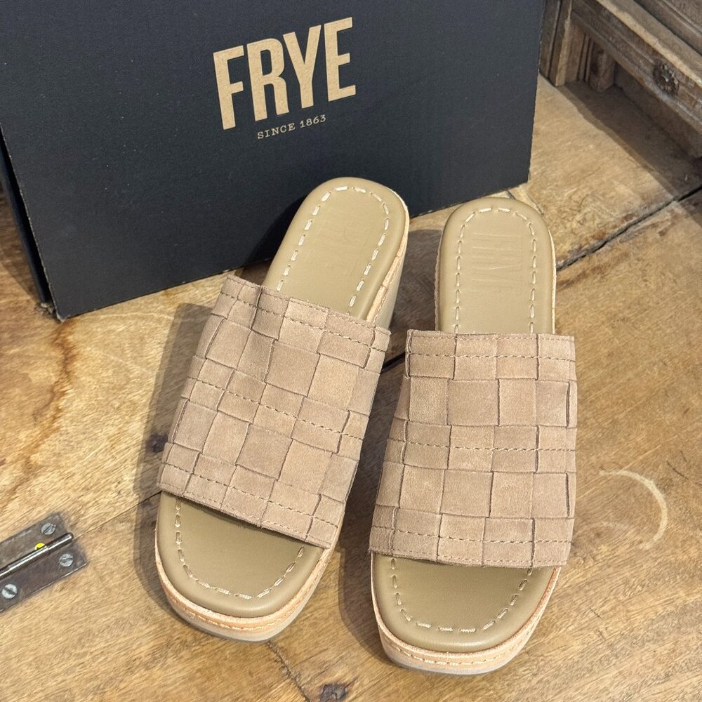 New with BOX Frye Leather Platform Sandals Size 7.5